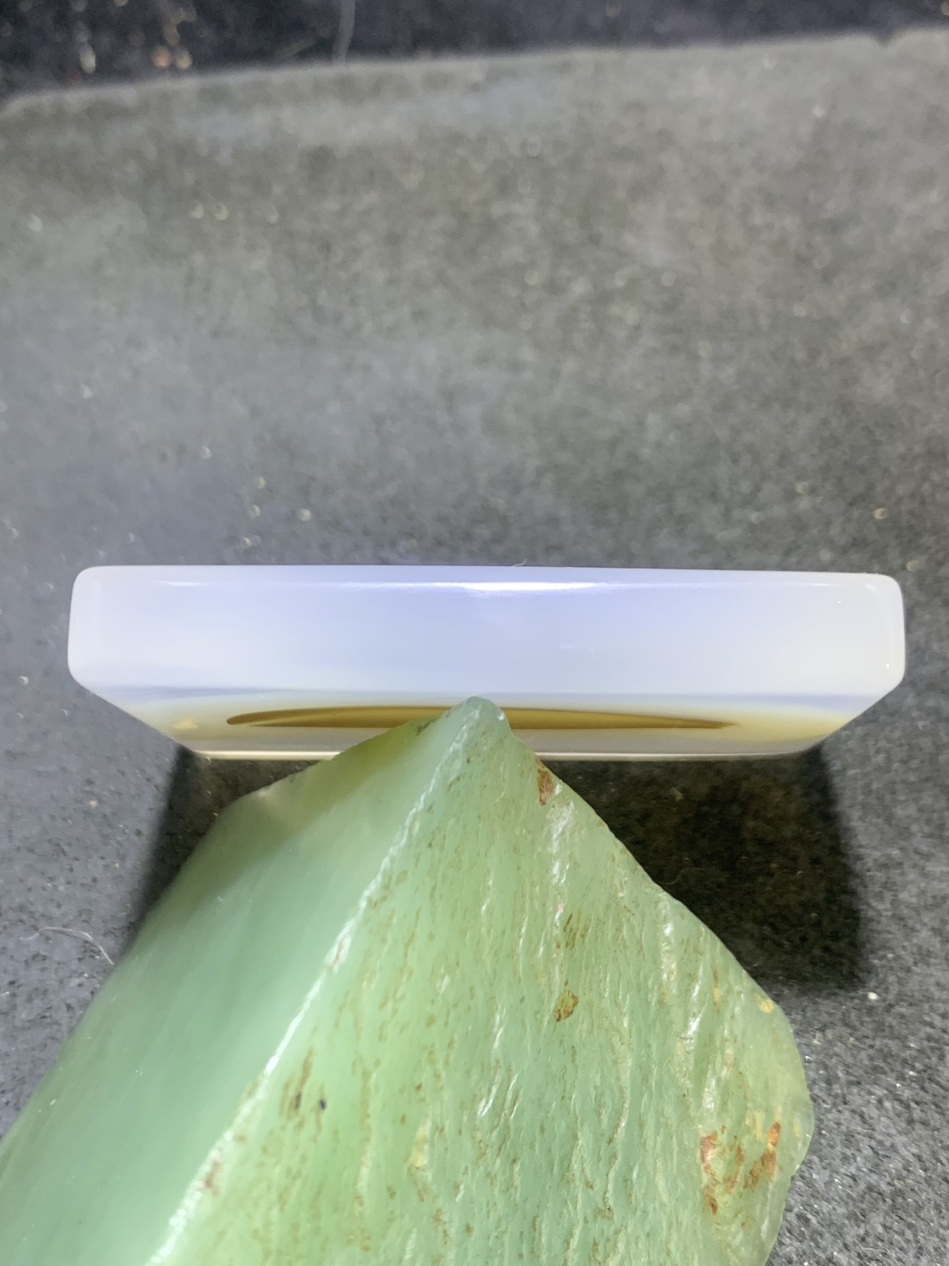 精美高玉化马达加斯加海洋玉髓手工俏色巧雕参禅悟道牌子一个！
