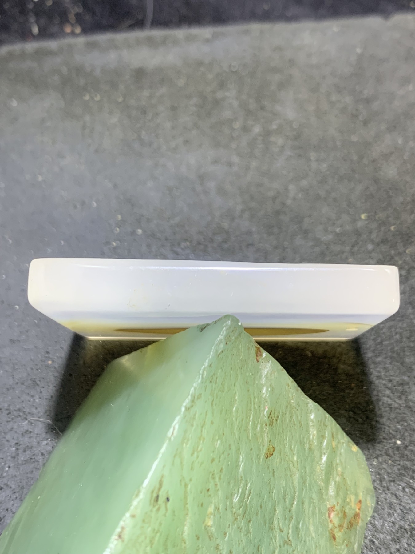 精美高玉化马达加斯加海洋玉髓手工俏色巧雕参禅悟道牌子一个！