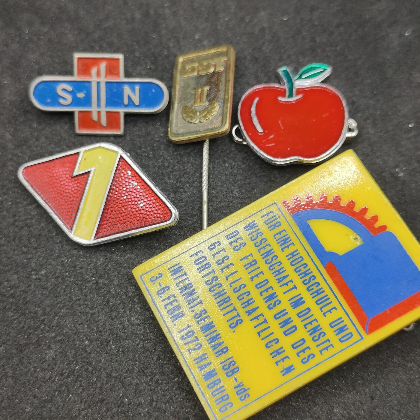 全场0元起拍 第98期 咸鱼国勋章拍卖专场 10月11日（周三）下午6：00开始 东德徽章一组5个