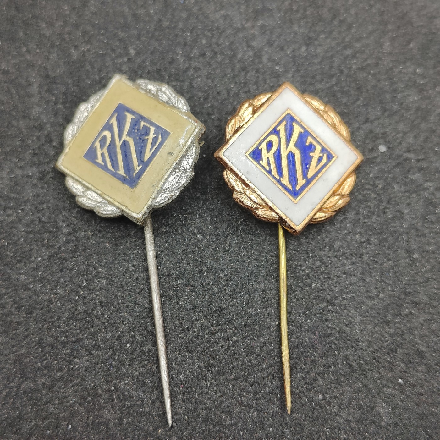 全场0元起拍 第98期 咸鱼国勋章拍卖专场 10月11日（周三）下午6：00开始 东德rkz珐琅徽章两个