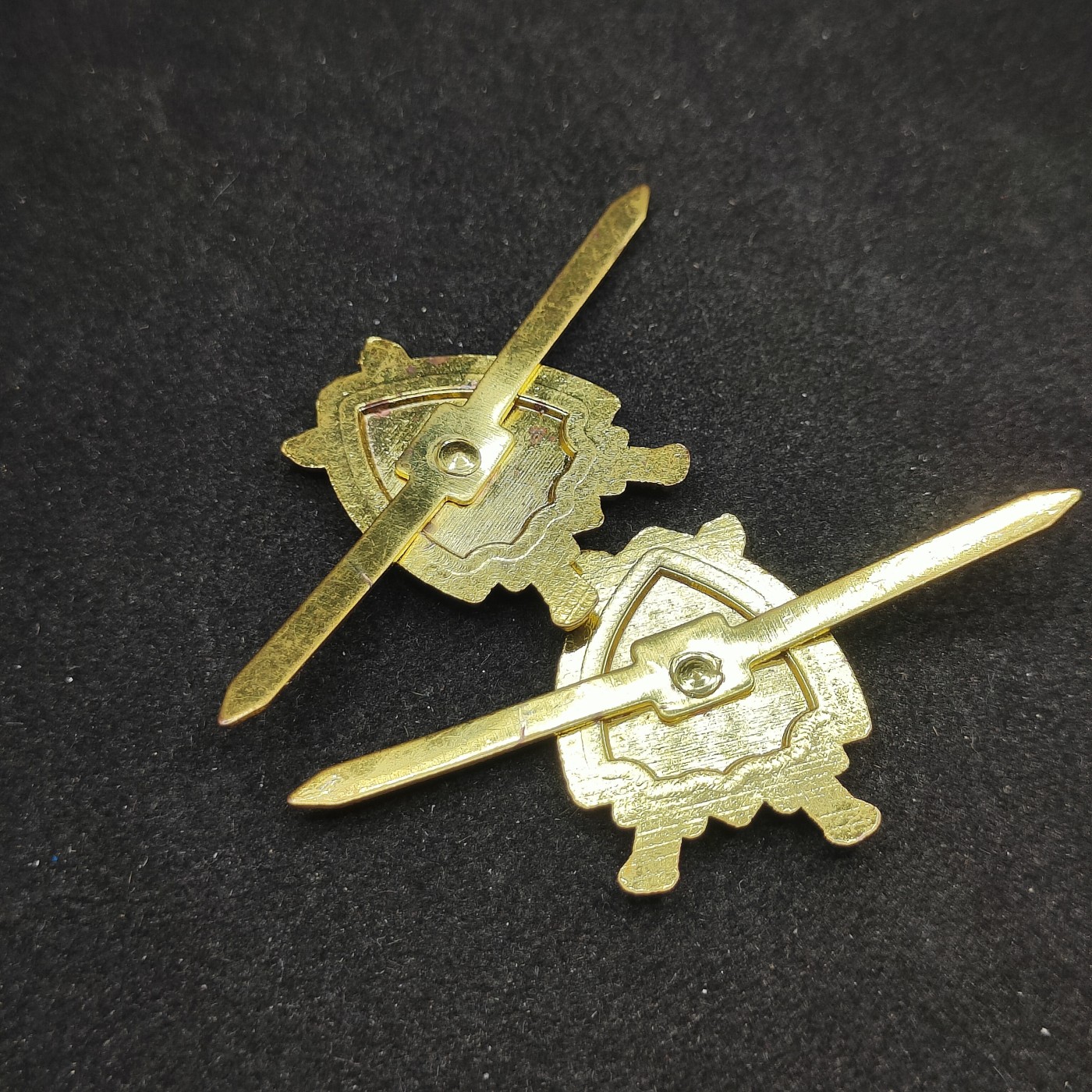 全场0元起拍 第98期 咸鱼国勋章拍卖专场 10月11日（周三）下午6：00开始 哈萨克斯坦检察官领章一对 大型