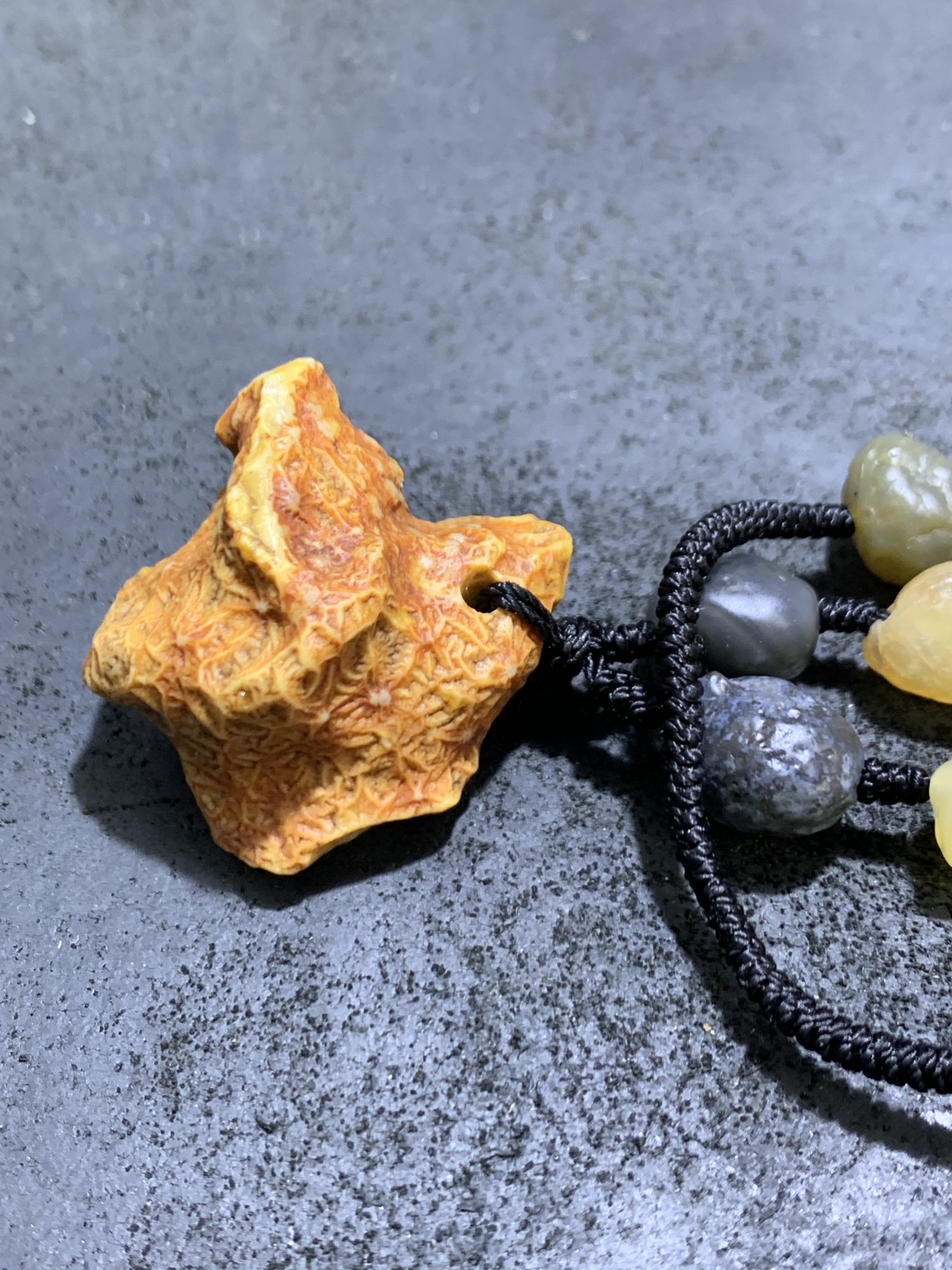 精美阿拉善多彩大颗粒筋脉石玛瑙项链一条