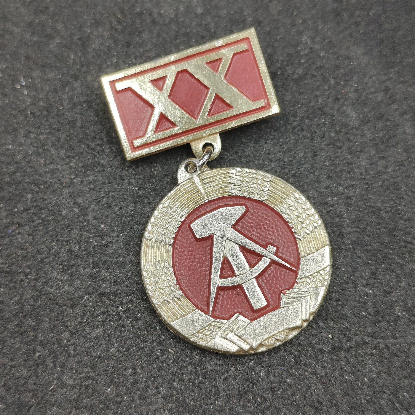 全场0元起拍 第98期 咸鱼国勋章拍卖专场 10月11日（周三）下午6：00开始 东德20周年纪念章