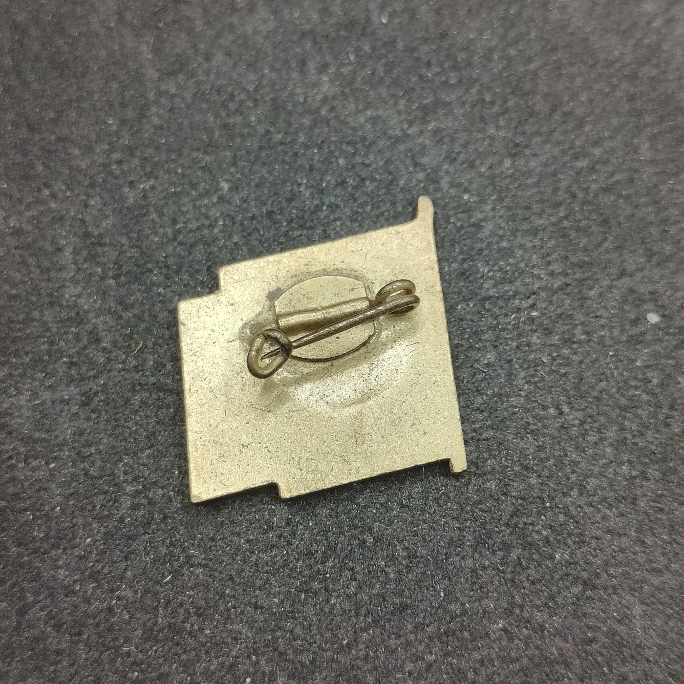 全场0元起拍 第98期 咸鱼国勋章拍卖专场 10月11日（周三）下午6：00开始 早期珐琅 东德 恩斯特 台尔曼先锋队队徽