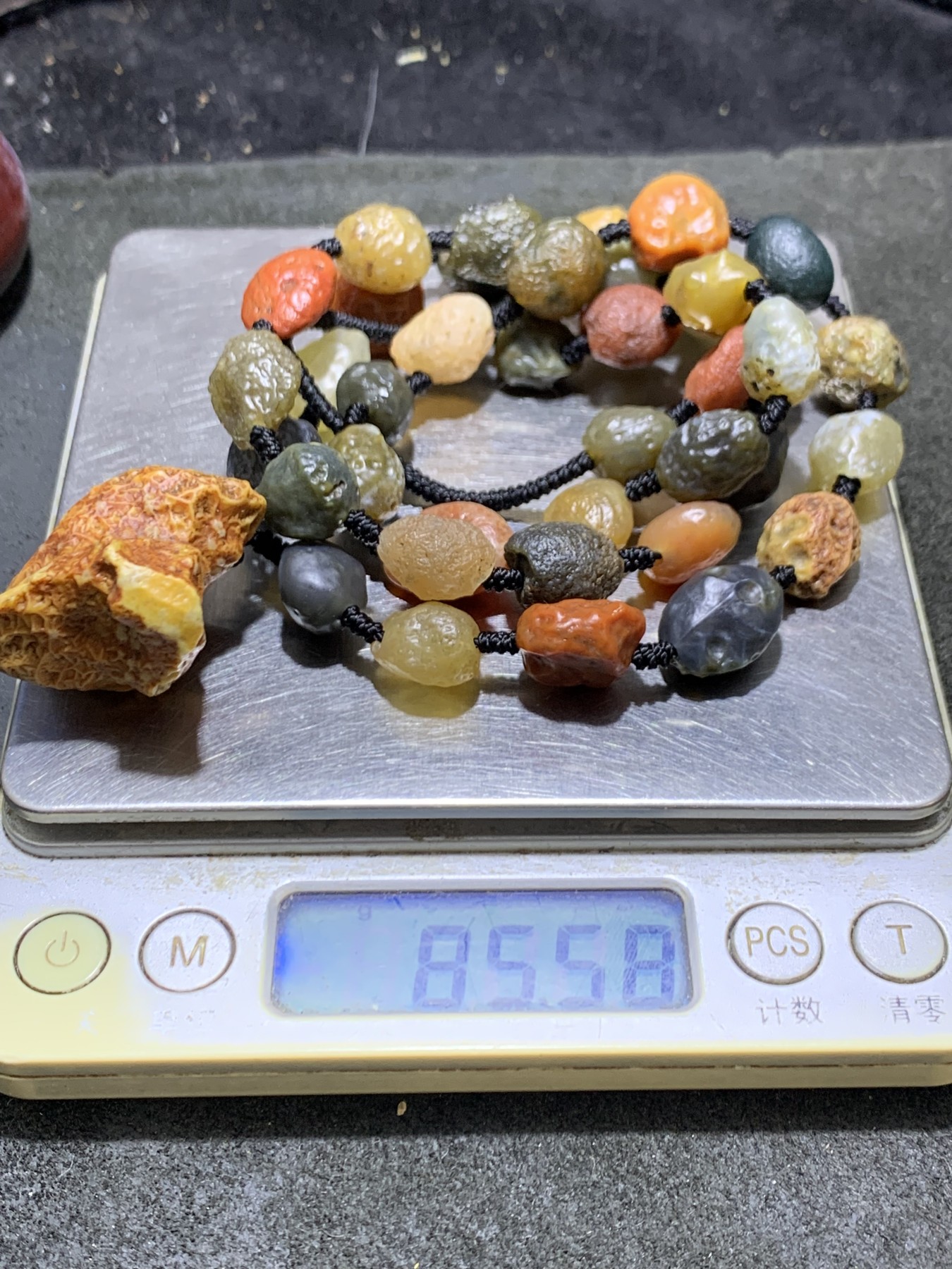 精美阿拉善多彩大颗粒筋脉石玛瑙项链一条