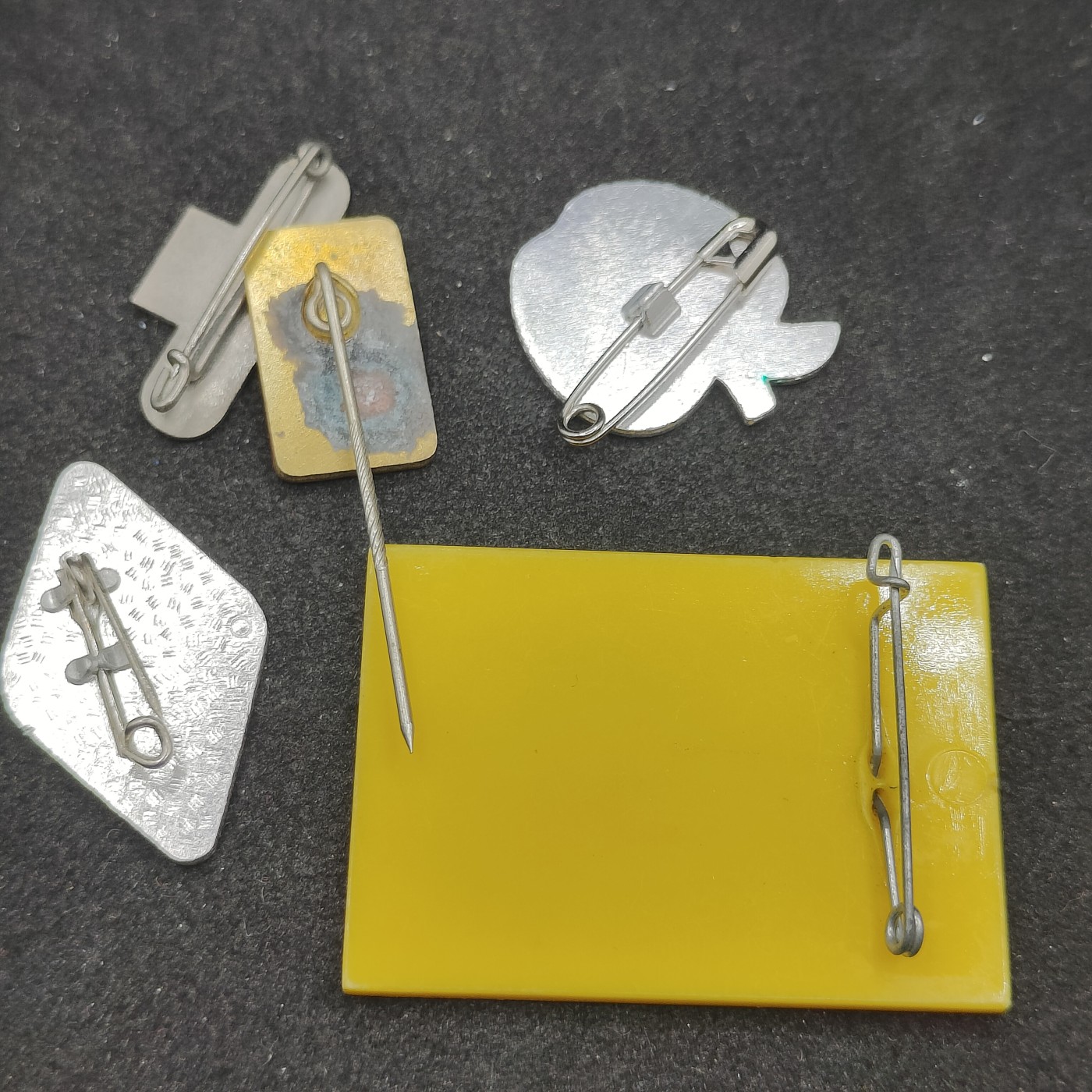 全场0元起拍 第98期 咸鱼国勋章拍卖专场 10月11日（周三）下午6：00开始 东德徽章一组5个