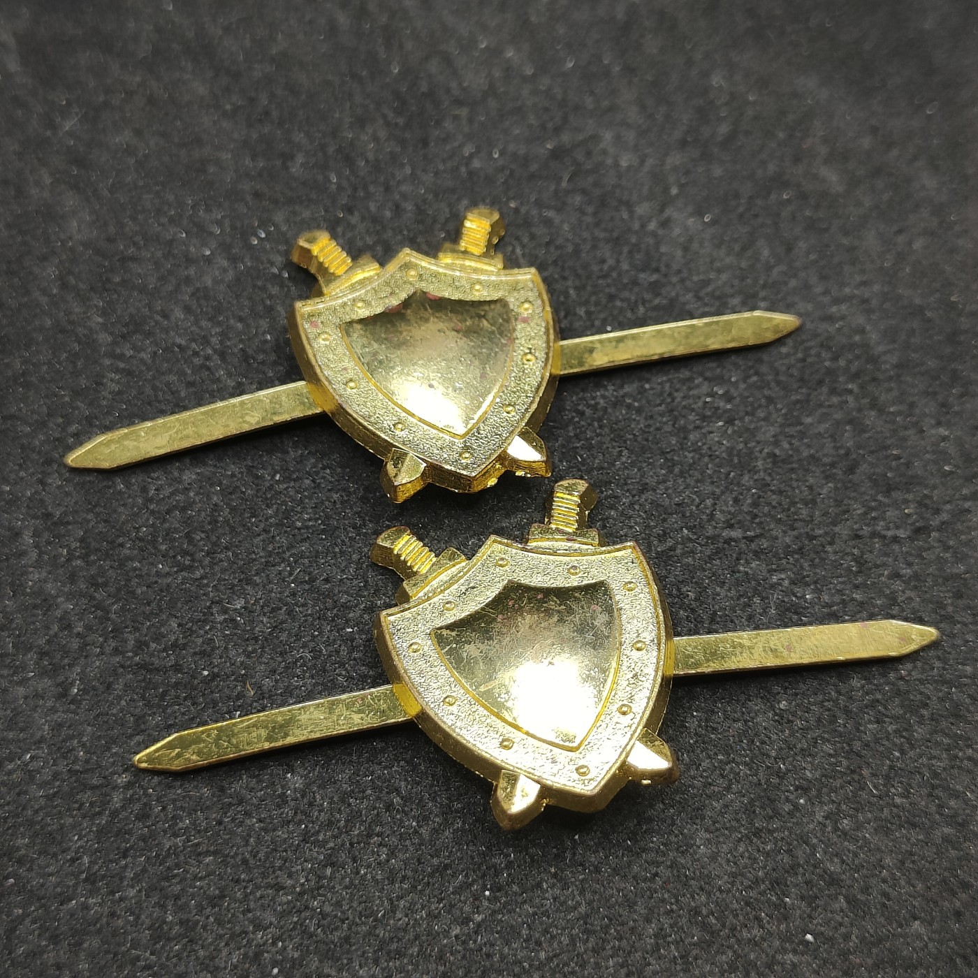 全场0元起拍 第98期 咸鱼国勋章拍卖专场 10月11日（周三）下午6：00开始 哈萨克斯坦检察官领章一对 大型