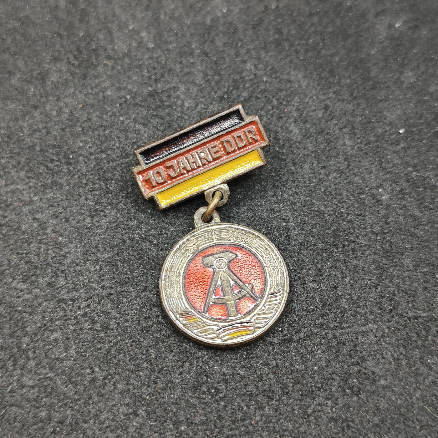 全场0元起拍 第98期 咸鱼国勋章拍卖专场 10月11日（周三）下午6：00开始 稀有 东德10周年珐琅纪念章