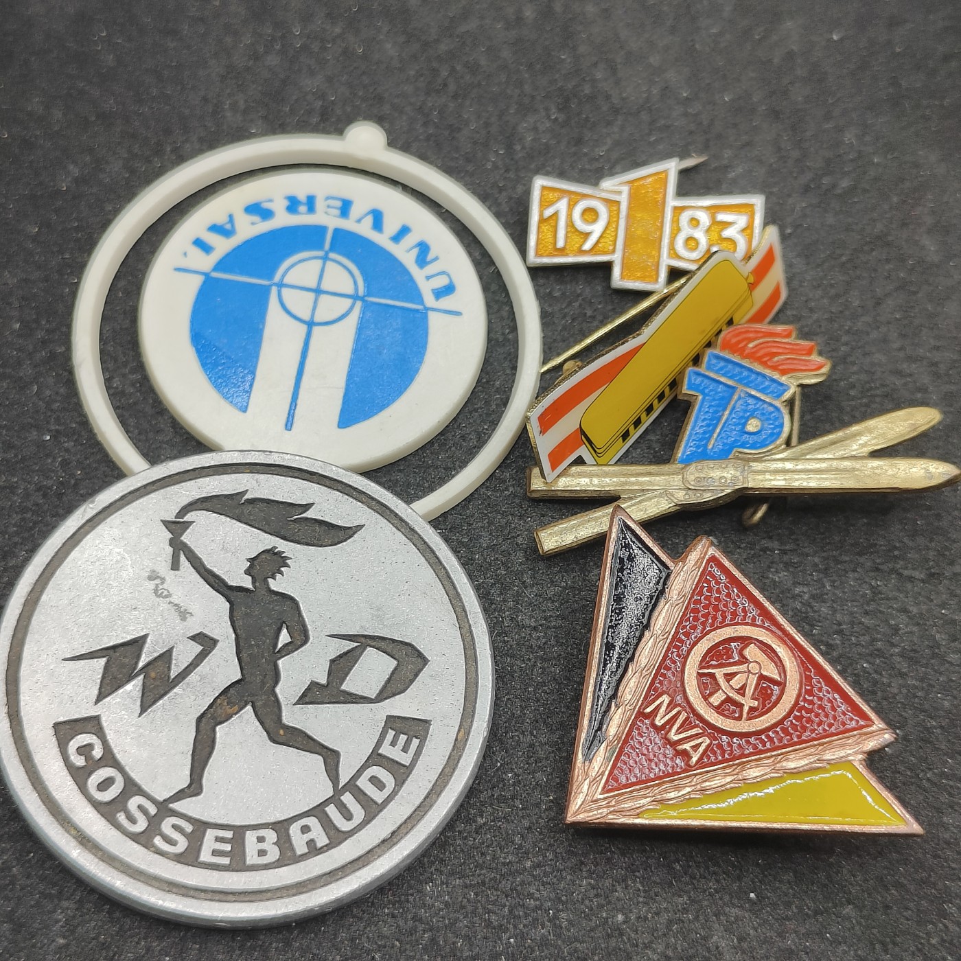 全场0元起拍 第98期 咸鱼国勋章拍卖专场 10月11日（周三）下午6：00开始 东德徽章一组五个