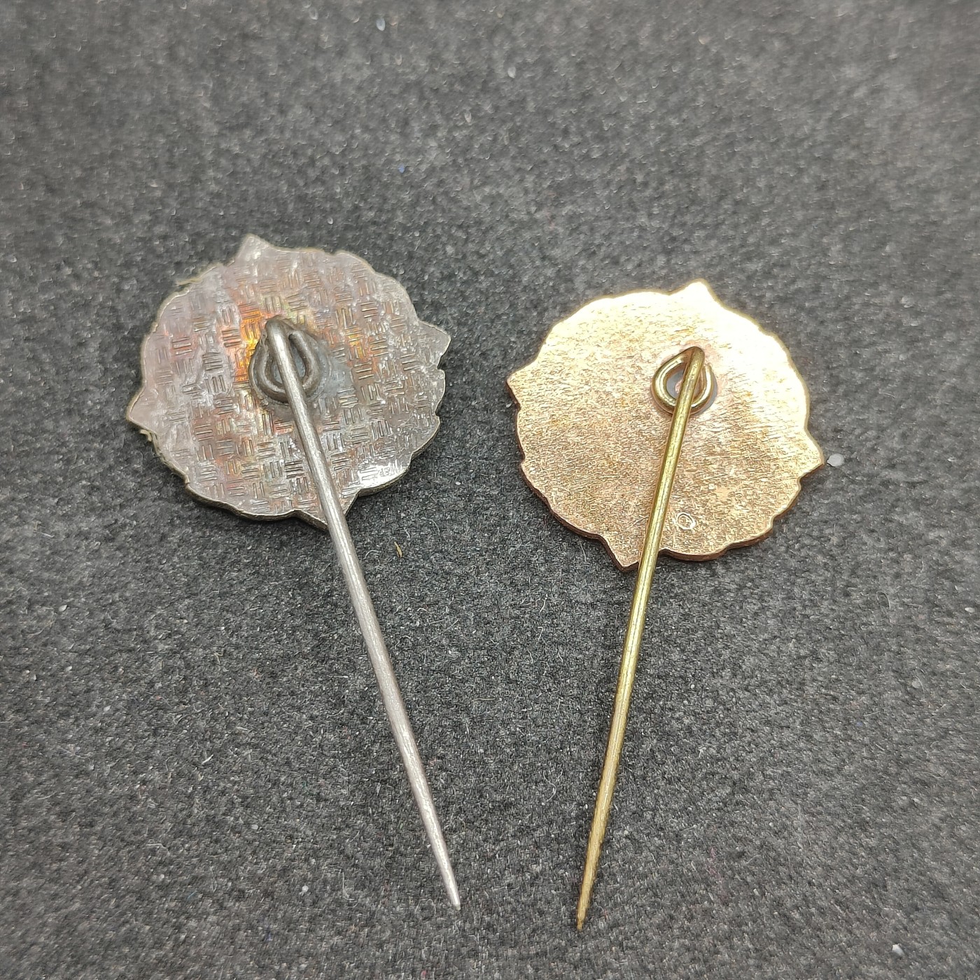 全场0元起拍 第98期 咸鱼国勋章拍卖专场 10月11日（周三）下午6：00开始 东德rkz珐琅徽章两个