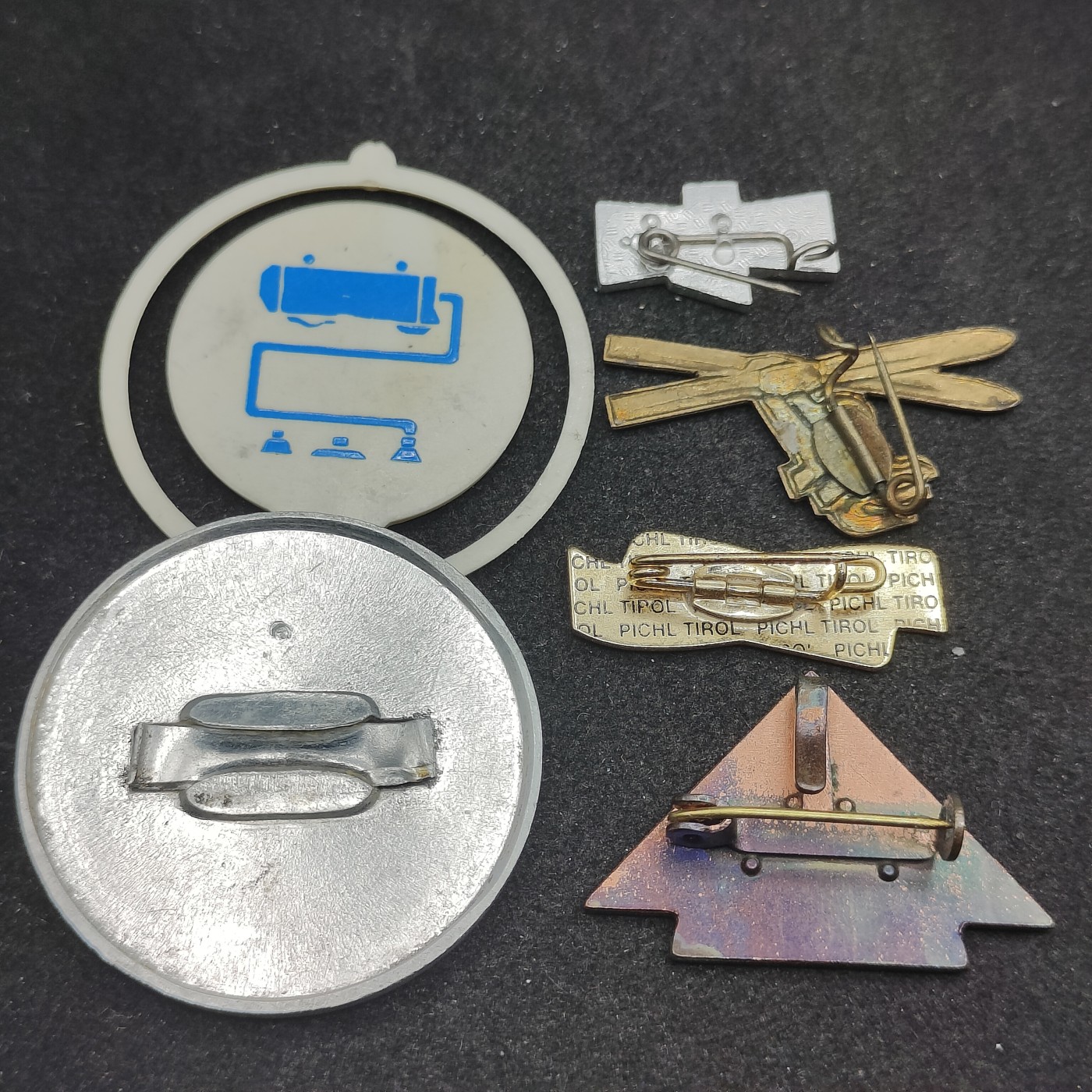 全场0元起拍 第98期 咸鱼国勋章拍卖专场 10月11日（周三）下午6：00开始 东德徽章一组五个