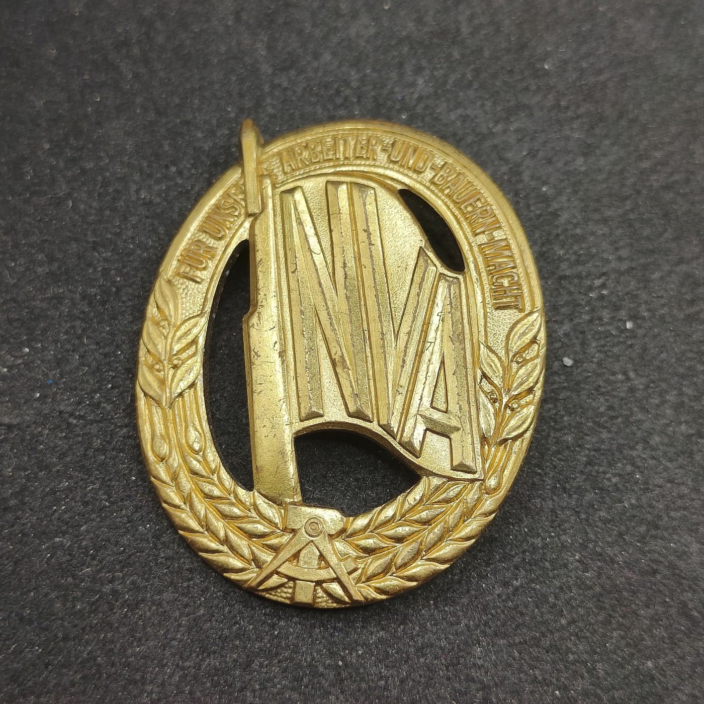 全场0元起拍 第98期 咸鱼国勋章拍卖专场 10月11日（周三）下午6：00开始 东德人民军体能证章