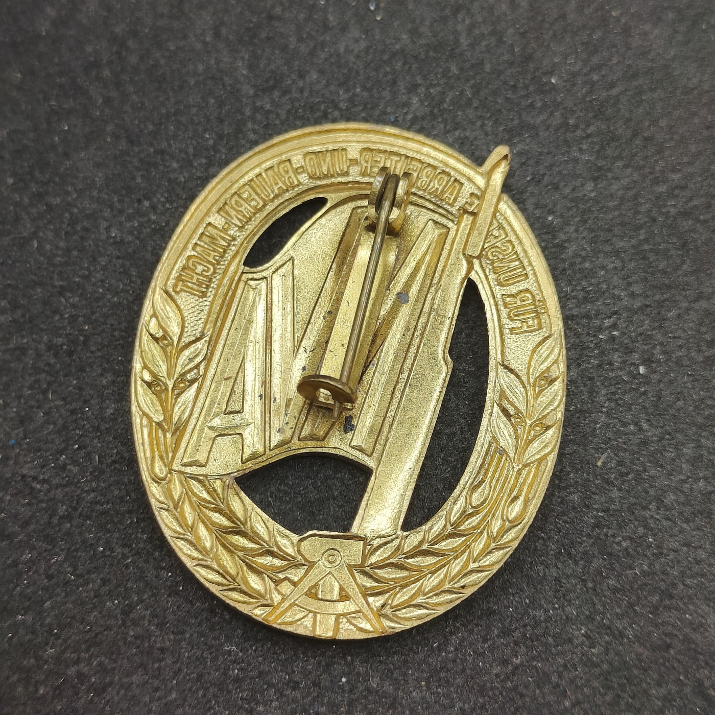 全场0元起拍 第98期 咸鱼国勋章拍卖专场 10月11日（周三）下午6：00开始 东德人民军体能证章