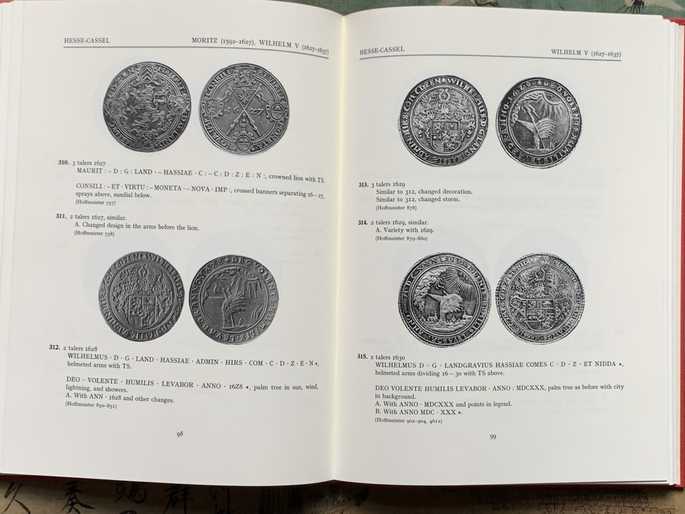 《竞宝斋》第205场-周日，周一 2场 (全场包邮) 精装本 达文波特世界大规格银币目录 囊括各国2泰勒到16泰勒超大规格银币，精装杂志大小既是目录本身也是收藏品保存的极好