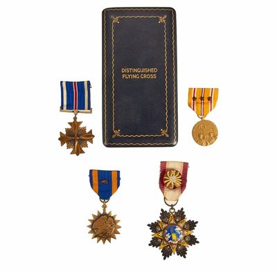 世界精品徽章拍卖-节后首场 精品援华驼峰美军飞行员大全套，二战美国陆航飞行员艾启林少尉的全套勋章军服，其中包括一枚七等云麾勋章及证书，刺绣版血符，两枚银制翼章，三个臂章，带官方刻名的优异飞行十字和航空奖章