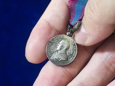 世界精品徽章拍卖-节后首场 稀有英国老迷你章联排，100多年前的作品，做工优良，其中两枚为银制，第一枚是一枚稀有的优异服役战功章