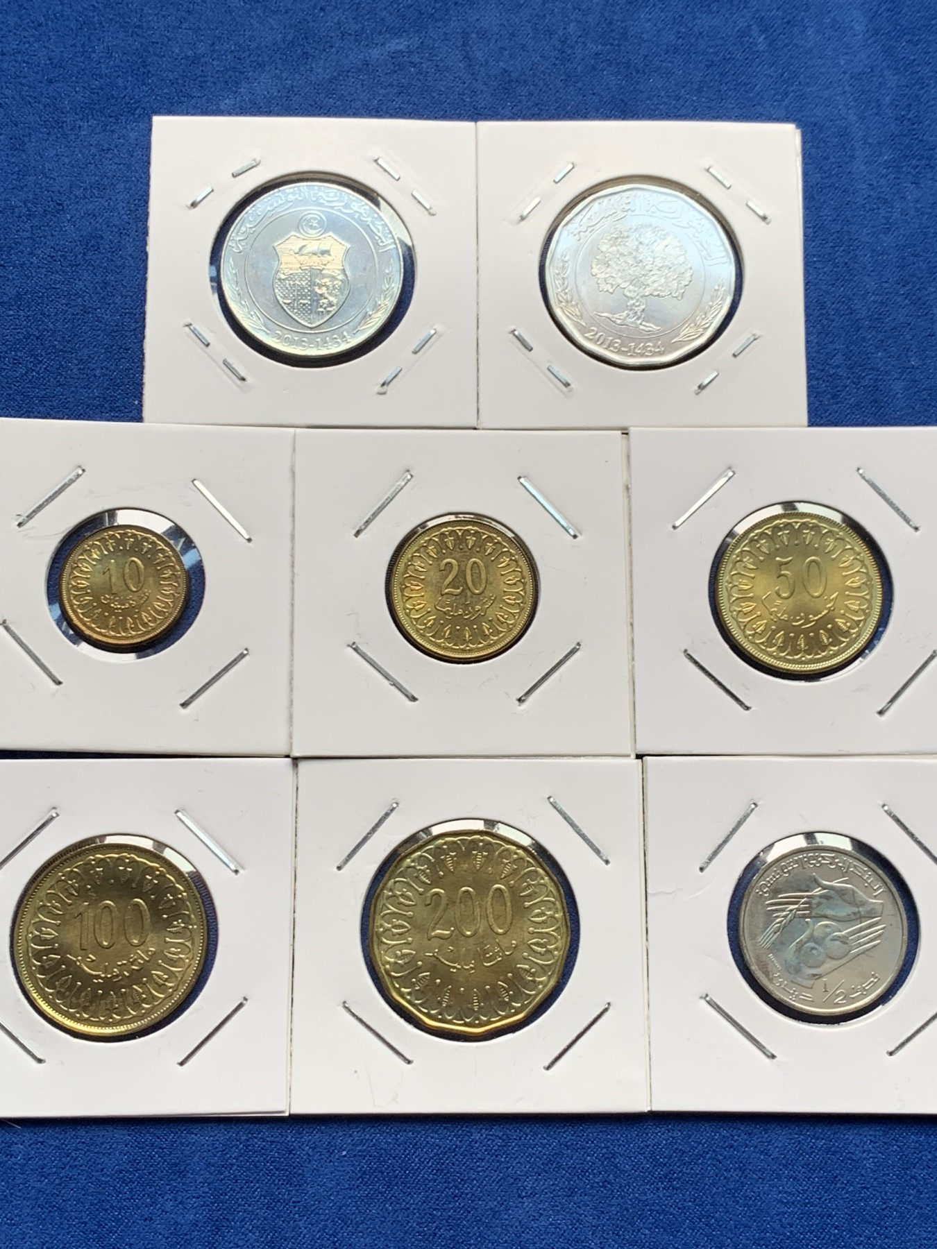 《竞宝斋》第205场-周日，周一 2场 (全场包邮) 突尼斯2013年清年份套币，10米利姆-2第纳尔8枚大全，unc-bu好品，全套币有不同程度与样式的彩色包浆，低面值全网难寻！