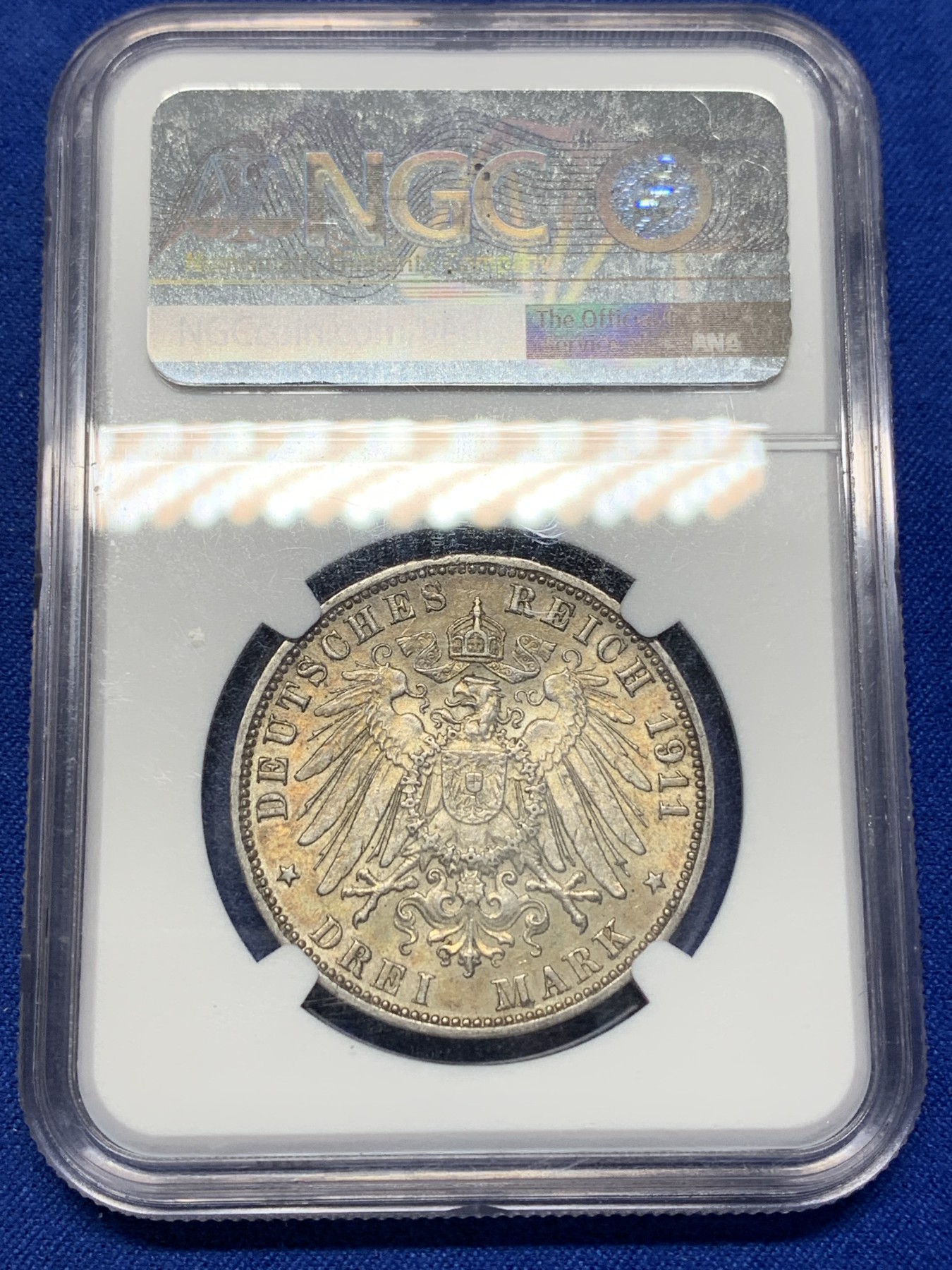 《竞宝斋》第205场-周日，周一 2场 (全场包邮) NGC- MS62 德国1911年汉堡自由市3马克银币，图案精美，纹饰优雅，历史价值浓郁。原汁原味金黄色百年老包浆，非常漂亮，获得更高的评分数量才54枚，高分不多。