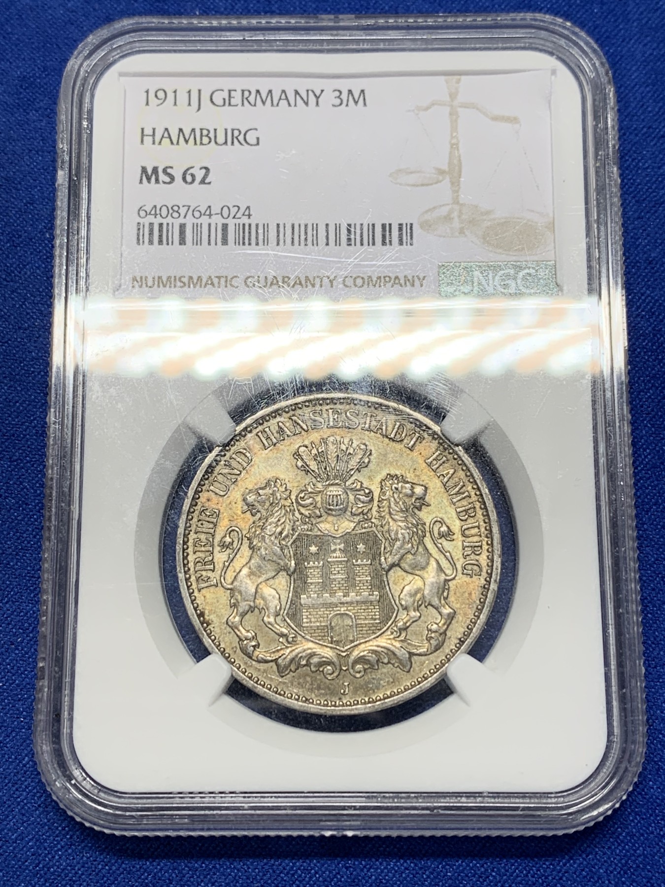 《竞宝斋》第205场-周日，周一 2场 (全场包邮) NGC- MS62 德国1911年汉堡自由市3马克银币，图案精美，纹饰优雅，历史价值浓郁。原汁原味金黄色百年老包浆，非常漂亮，获得更高的评分数量才54枚，高分不多。