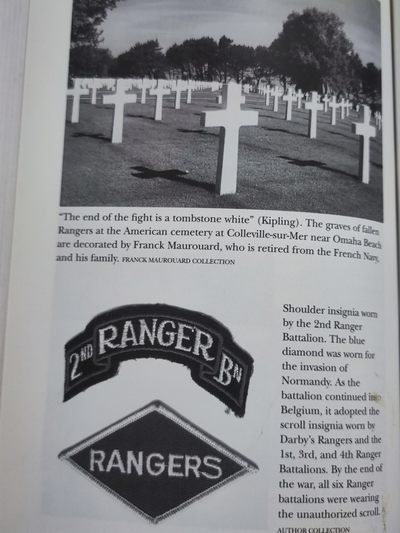 世界精品徽章拍卖-节后首场 《拯救大兵瑞恩》同部队士兵的勋章和第2游骑兵营的介绍书籍，《拯救大兵瑞恩》中汤姆汉克斯扮演的米勒上尉的原型便是当时的C连连长戈兰森上尉，而勋章的主人罗伯特则隶属于当时的A连，他们是在C连之后的第二波登上奥马哈滩头的部队