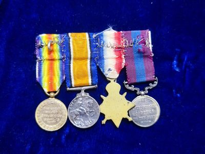 世界精品徽章拍卖-节后首场 稀有英国老迷你章联排，100多年前的作品，做工优良，其中两枚为银制，第一枚是一枚稀有的优异服役战功章