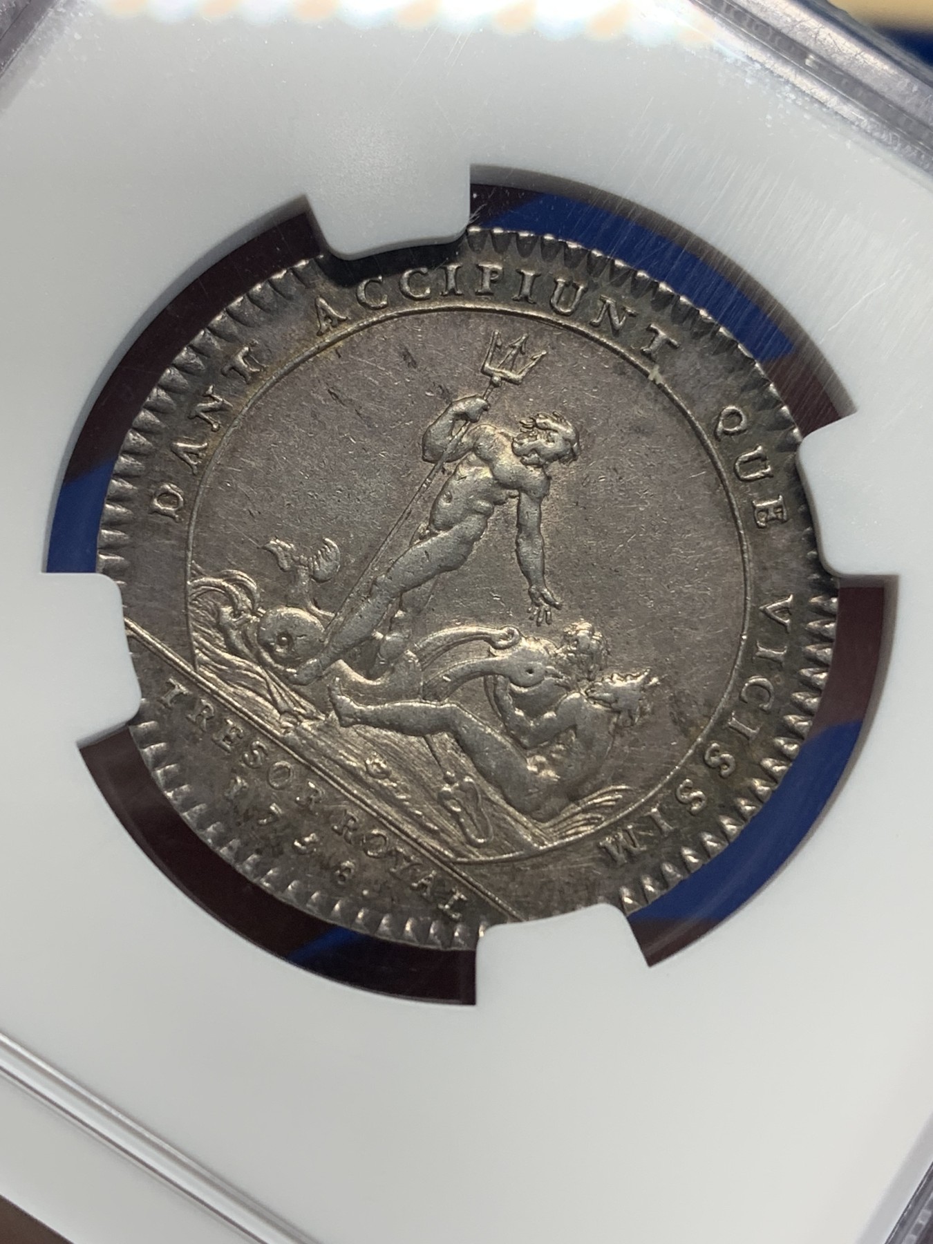 《竞宝斋》第205场-周日，周一 2场 (全场包邮) NGC-XFD 法国 1758 路易十五 银质代币JETON 严评 老包浆原始状态 两面打制居中 细节清晰 包浆和品相难得 有代币目录专属代号