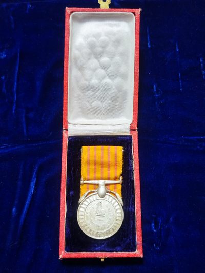 世界精品徽章拍卖-节后首场 1974年尼泊尔加冕纪念章，原盒，应该是银制的