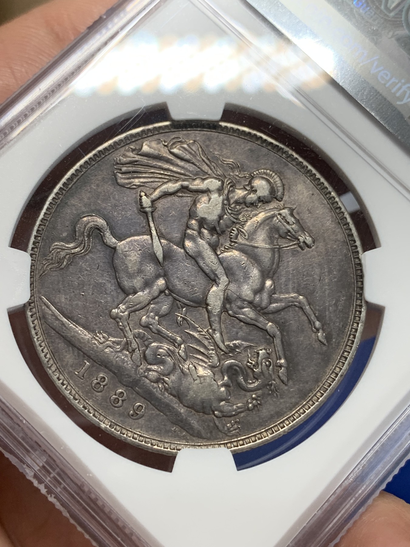 《竞宝斋》第205场-周日，周一 2场 (全场包邮) NGC-XF40 1889年英国维多利亚女王高冠马剑大银币，正反面黑色包浆，轻度磨损