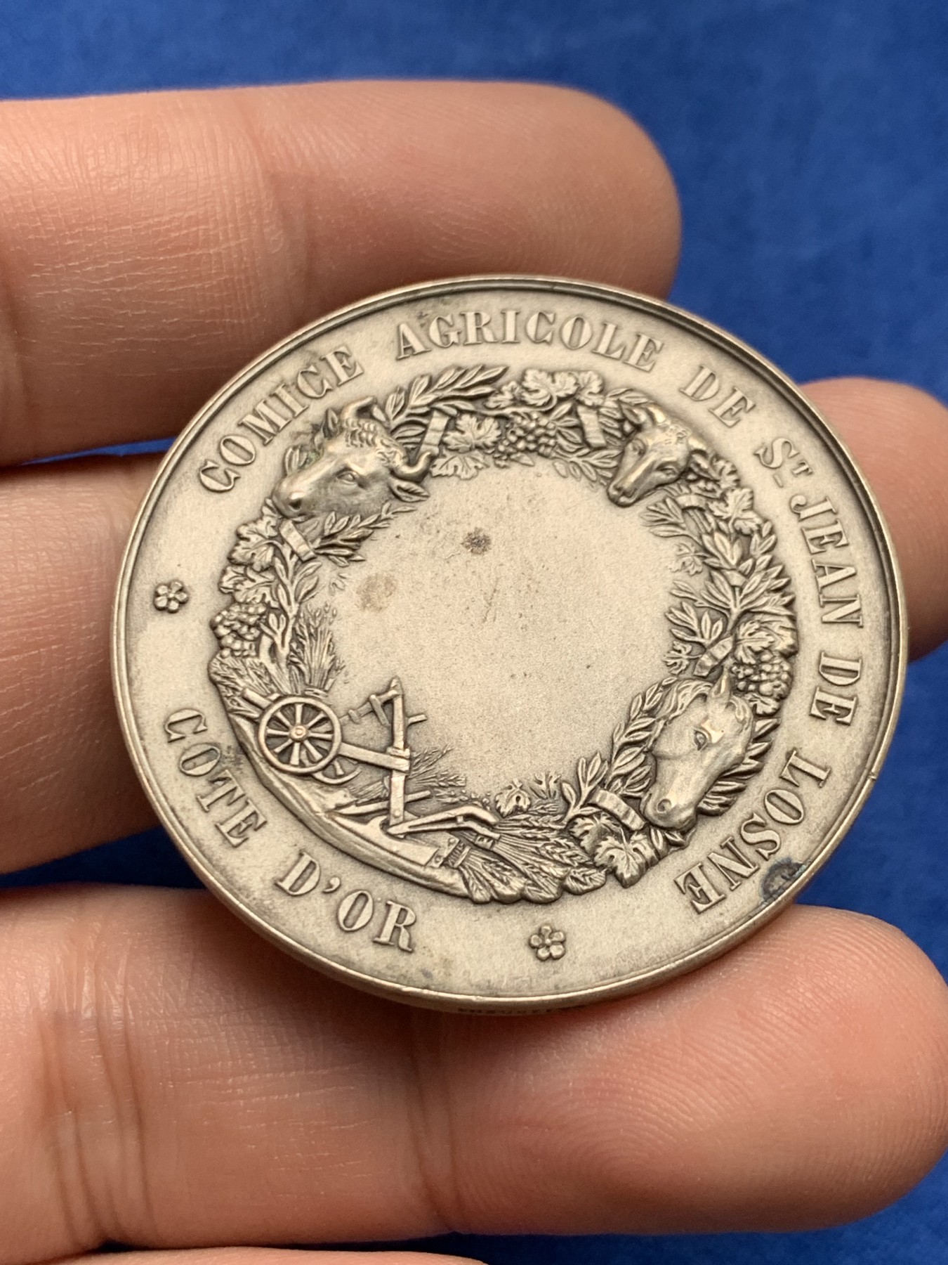 《竞宝斋》第205场-周日，周一 2场 (全场包邮) 法国美女务农休息银章 场景细节丰富 40mm 30g 边铭丰饶角银标 品相很好（送小方盒）