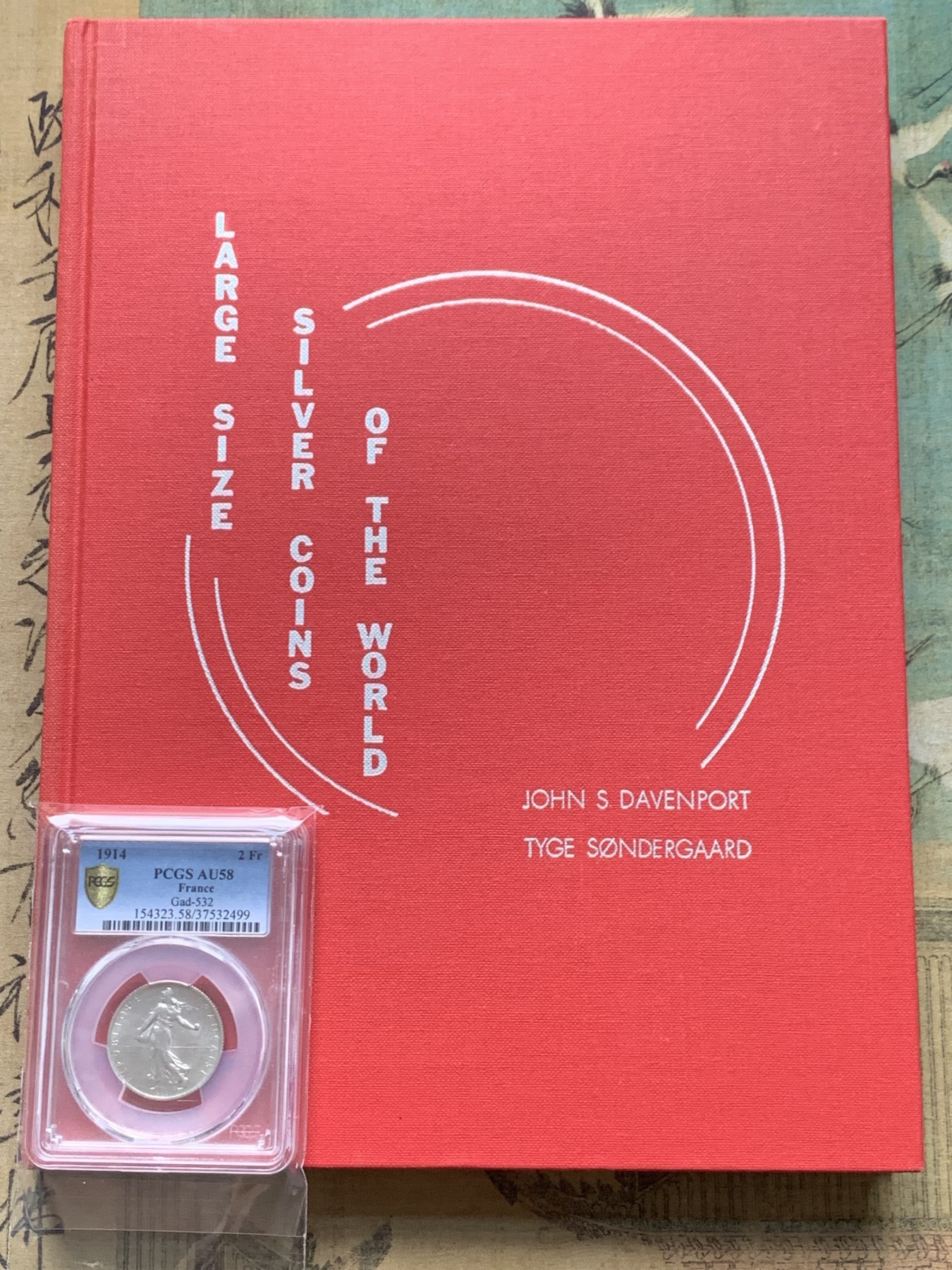 《竞宝斋》第205场-周日，周一 2场 (全场包邮) 精装本 达文波特世界大规格银币目录 囊括各国2泰勒到16泰勒超大规格银币，精装杂志大小既是目录本身也是收藏品保存的极好