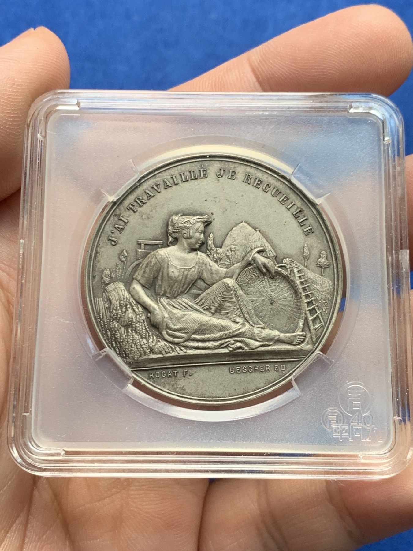 《竞宝斋》第205场-周日，周一 2场 (全场包邮) 法国美女务农休息银章 场景细节丰富 40mm 30g 边铭丰饶角银标 品相很好（送小方盒）