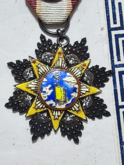 世界精品徽章拍卖-节后首场 精品援华驼峰美军飞行员大全套，二战美国陆航飞行员艾启林少尉的全套勋章军服，其中包括一枚七等云麾勋章及证书，刺绣版血符，两枚银制翼章，三个臂章，带官方刻名的优异飞行十字和航空奖章