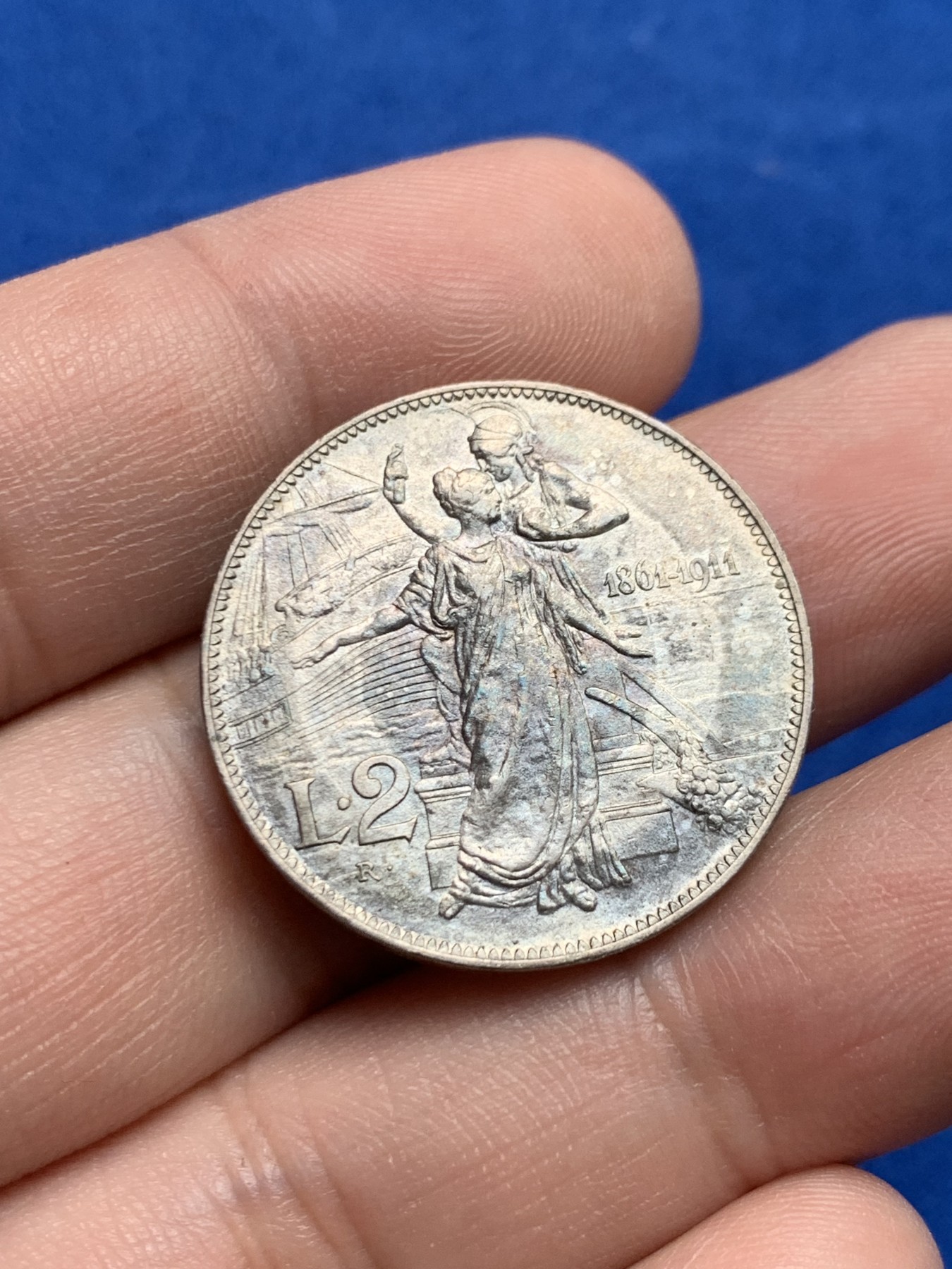 《竞宝斋》第205场-周日，周一 2场 (全场包邮) 意大利王国 1911年 建国50年纪念2里拉银币 经典托奶图案 深包浆 色泽好