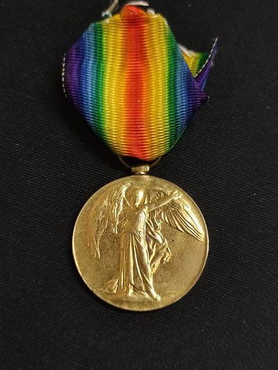 老王徽章拍卖第九期 - 少见南非版一战胜利奖章 铜镀金带边铭 海军陆战队获得