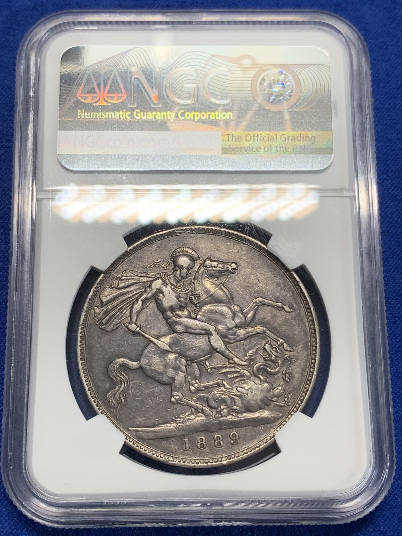 《竞宝斋》第205场-周日，周一 2场 (全场包邮) NGC-XF40 1889年英国维多利亚女王高冠马剑大银币，正反面黑色包浆，轻度磨损