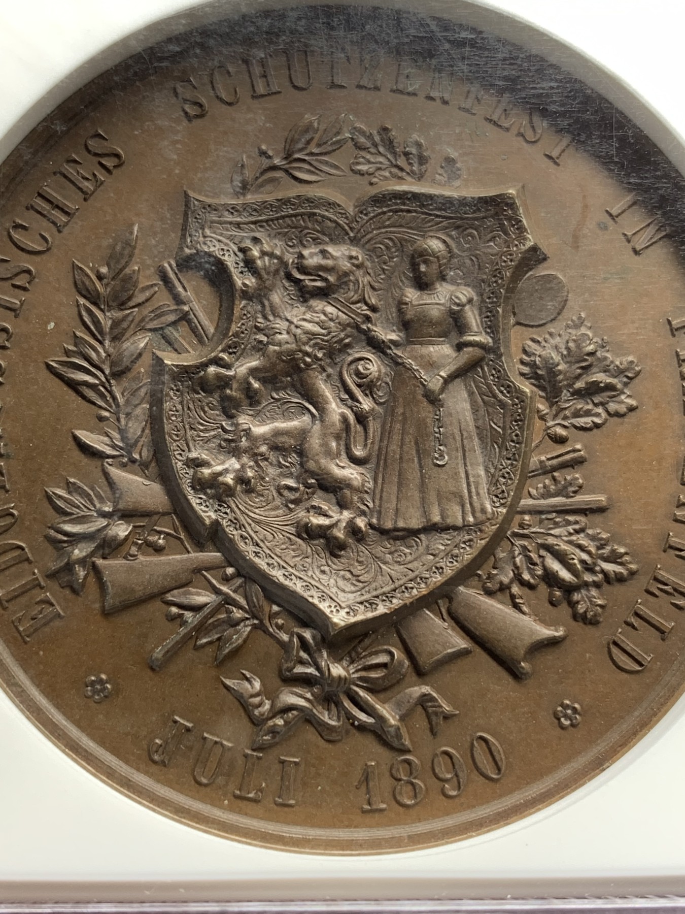 《竞宝斋》第205场-周日，周一 2场 (全场包邮) NGC MS63 1890年瑞士弗劳恩菲尔德射击节 美女与野兽高浮雕铜章 热门经典 细节极好 加厚盒子