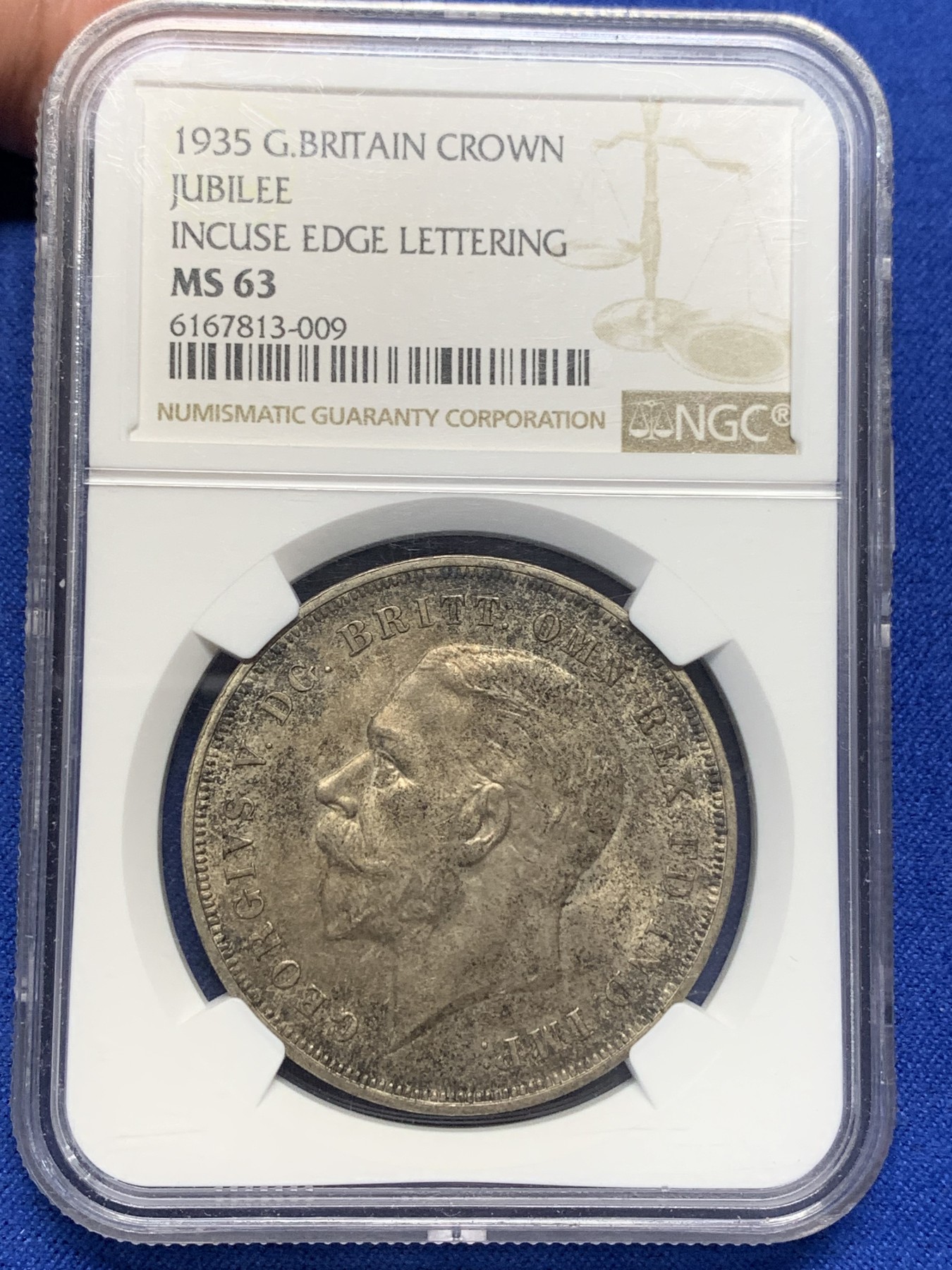 《竞宝斋》第205场-周日，周一 2场 (全场包邮) NGC-MS63 英国1935年乔治五世克朗大银币 黑包浆 底板带银霜光，背面马剑细节清晰可见，带边铭刻字纪年版