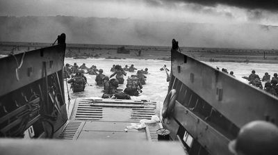 世界精品徽章拍卖-节后首场 《拯救大兵瑞恩》同部队士兵的勋章和第2游骑兵营的介绍书籍，《拯救大兵瑞恩》中汤姆汉克斯扮演的米勒上尉的原型便是当时的C连连长戈兰森上尉，而勋章的主人罗伯特则隶属于当时的A连，他们是在C连之后的第二波登上奥马哈滩头的部队