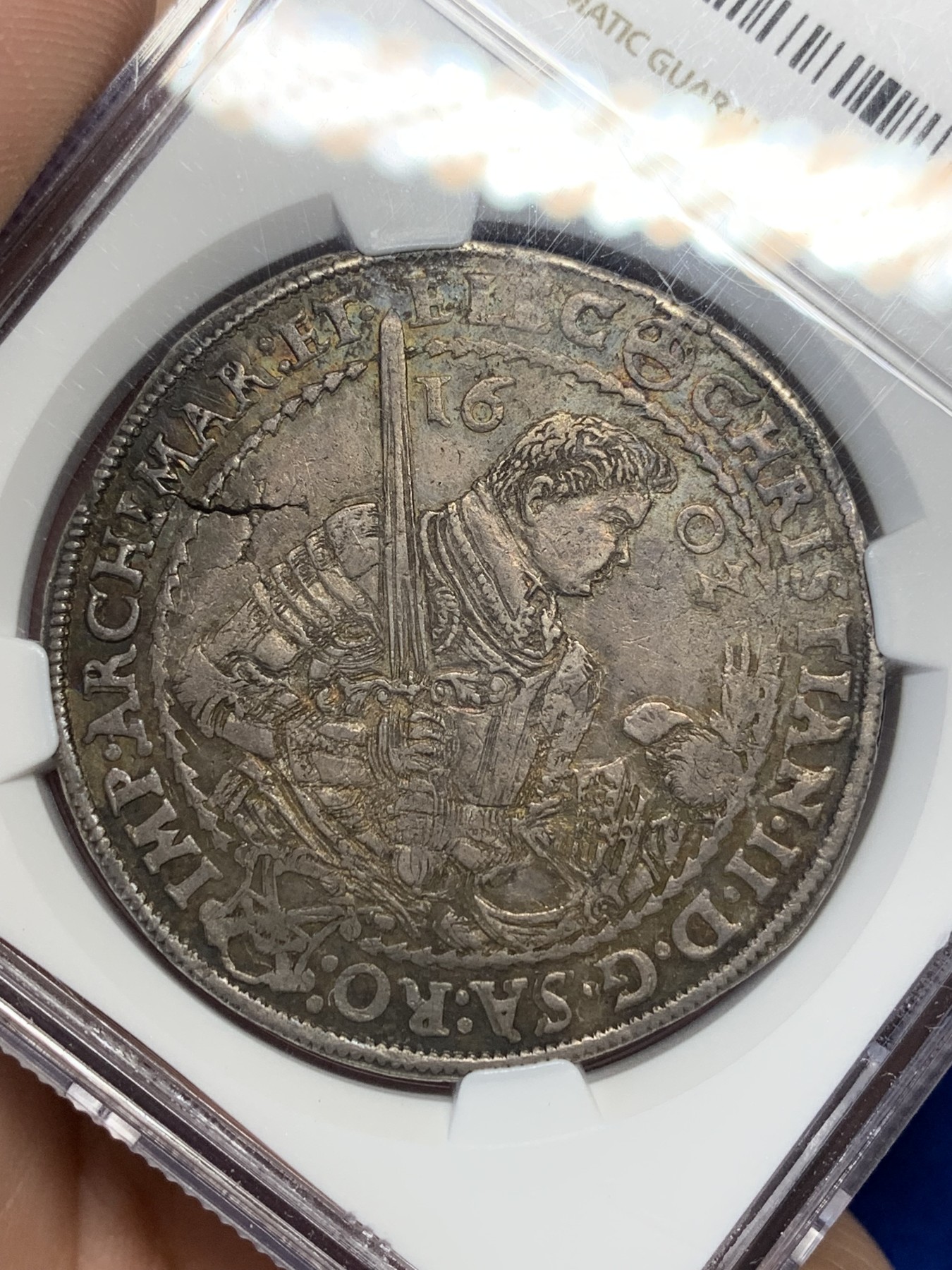 《竞宝斋》第205场-周日，周一 2场 (全场包邮) NGC AU50德国萨克森1602年三兄弟武士剑老泰勒 银币 深彩包浆细节非常好