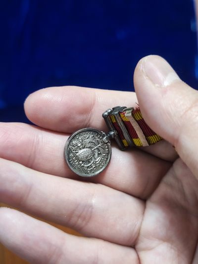 世界精品徽章拍卖-节后首场 做工极其精良的1900年庚子国难英军战役章迷你章，原章带北京条，附赠一枚独立的大沽条，100多年的老版作品，细节非常非常好，基本上等于原章等比例缩小了，悬挂可旋转