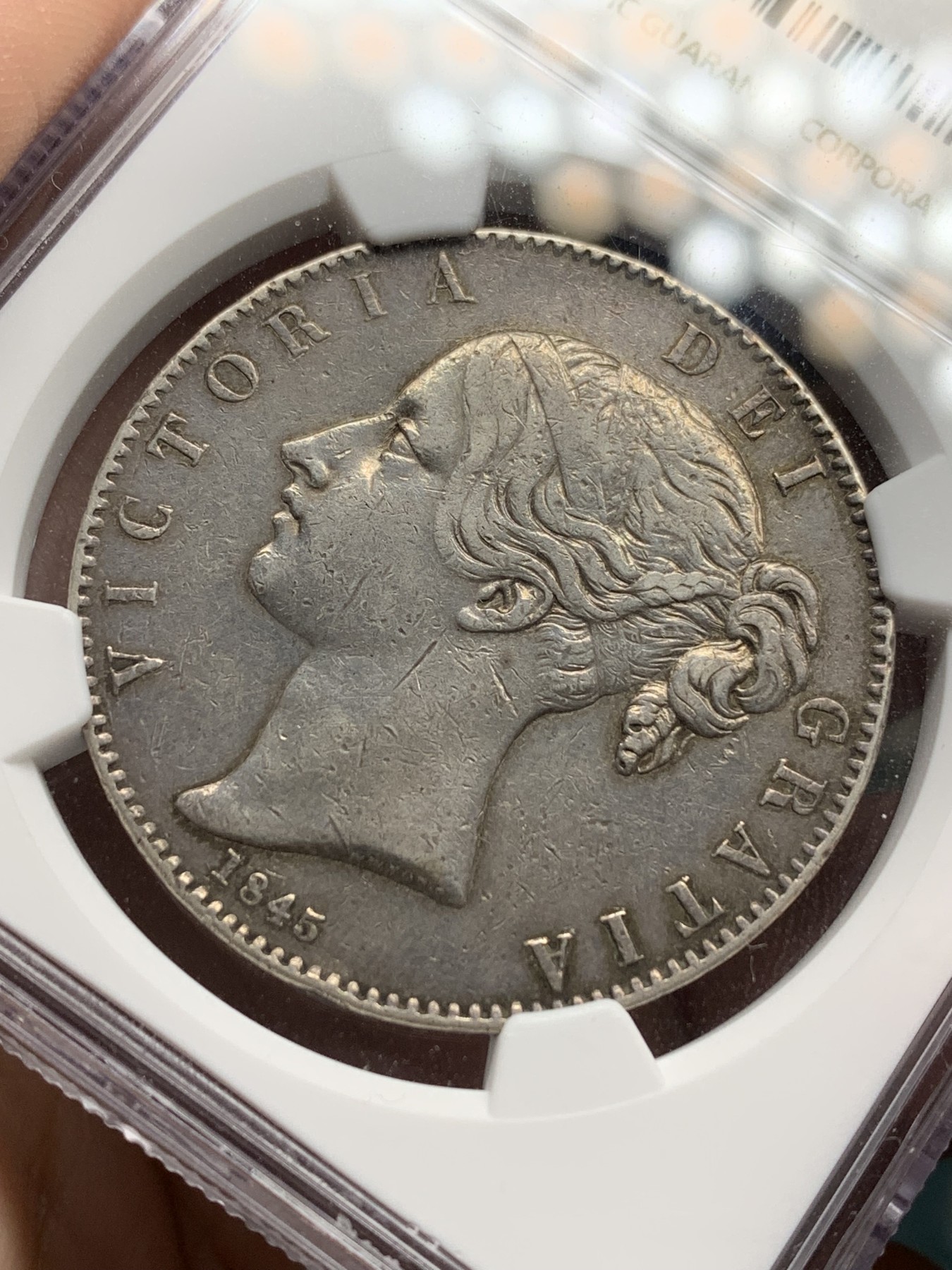 《竞宝斋》第205场-周日，周一 2场 (全场包邮) NGC-XFD 英国1845年 维多利亚青年版 1克朗大银币 老五彩包浆