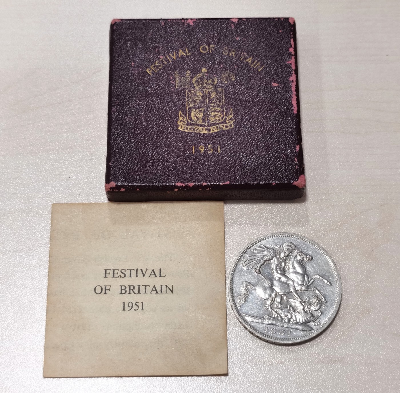 博洋堂世界钱币拍卖第047期（全场包邮） 英国1951年乔治六世马剑克朗镍币，最后的马剑克朗，带红色原盒，底板镜面感强烈