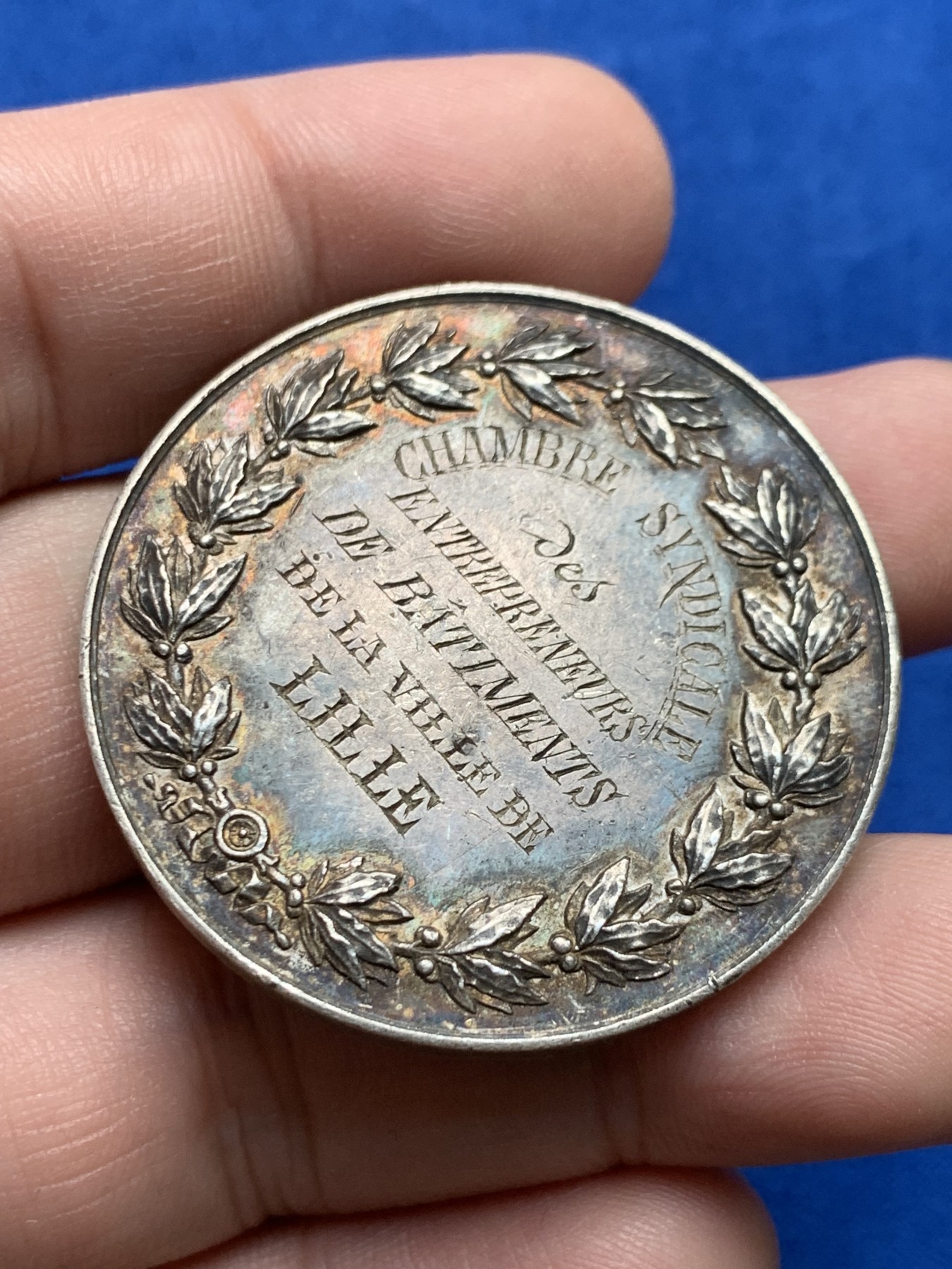 《竞宝斋》第205场-周日，周一 2场 (全场包邮) 1887年法国里尔市商会圆形银章，37.8克，41.2mm 号角边铭，少见双面刻字银章，花环为高浮雕