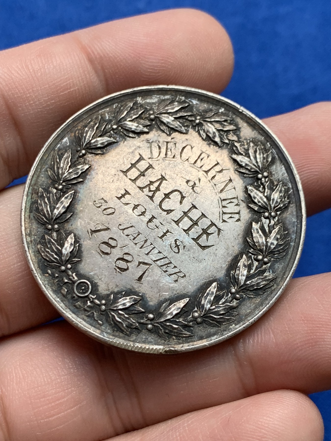 《竞宝斋》第205场-周日，周一 2场 (全场包邮) 1887年法国里尔市商会圆形银章，37.8克，41.2mm 号角边铭，少见双面刻字银章，花环为高浮雕