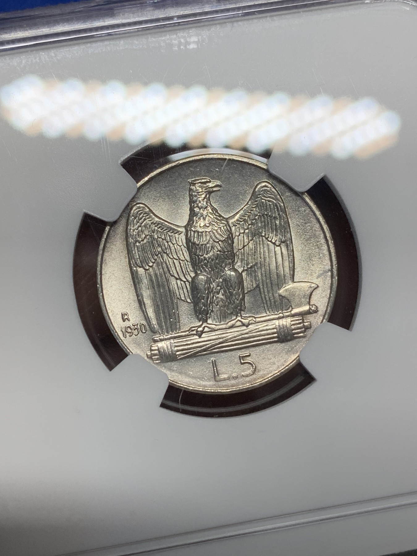 《竞宝斋》第205场-周日，周一 2场 (全场包邮) NGC MS63 意大利1930年5里拉立鹰银币 光度、压印细节都很好 铸纹清洗、币边锐利 被压分太狠了