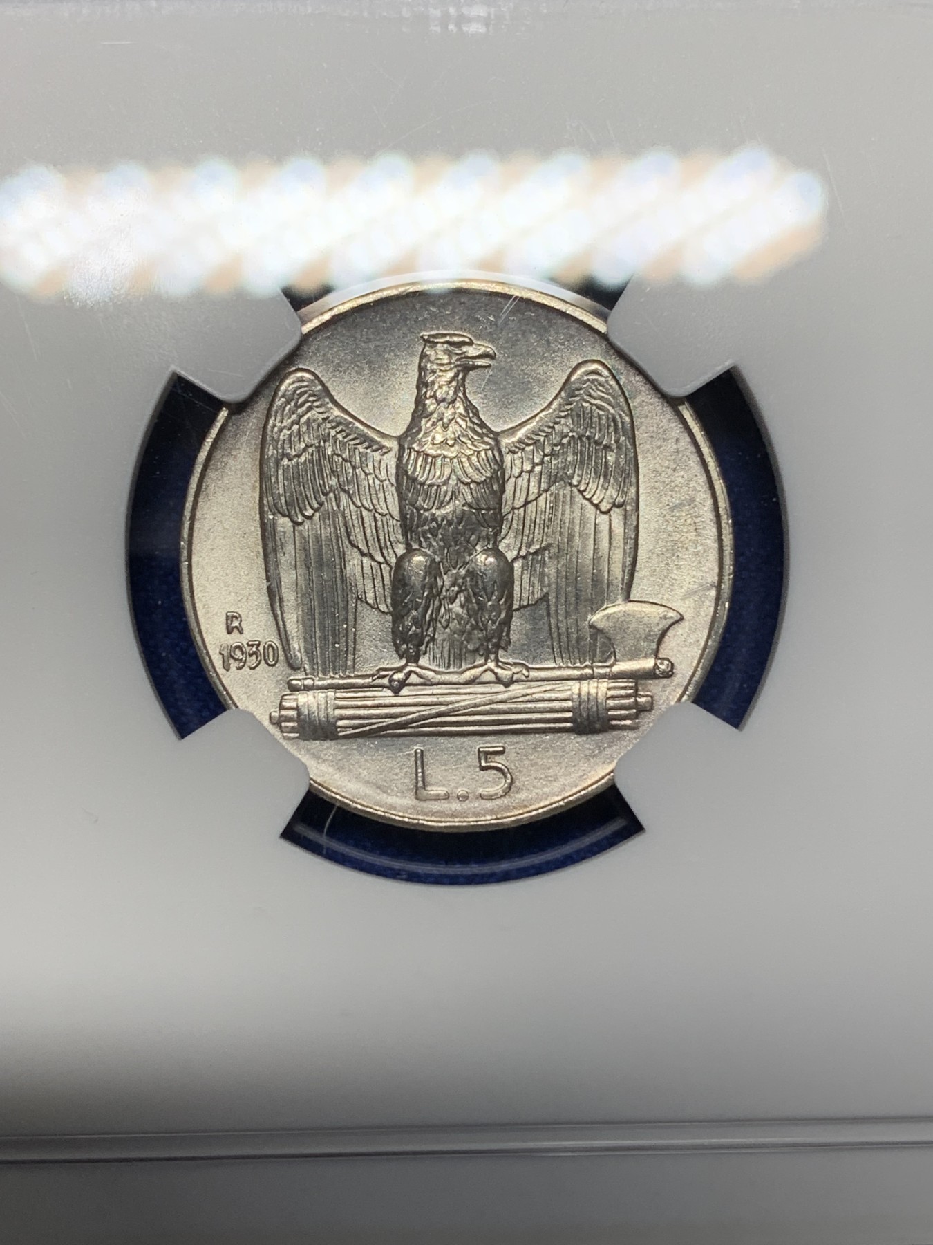 《竞宝斋》第205场-周日，周一 2场 (全场包邮) NGC MS63 意大利1930年5里拉立鹰银币 光度、压印细节都很好 铸纹清洗、币边锐利 被压分太狠了