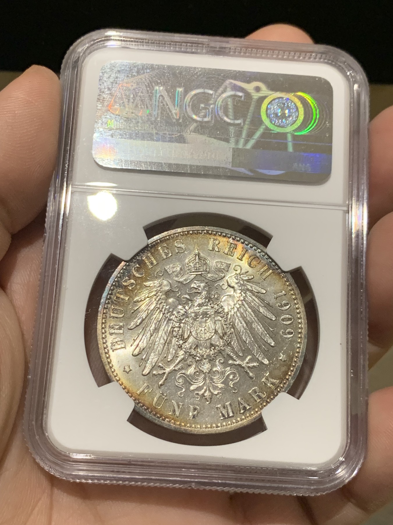 《竞宝斋》第205场-周日，周一 2场 (全场包邮) NGC-MS64+  德国1909年萨克森-莱比锡大学500年纪念币 5马克银币 镜面底板 周围环彩 车轮光明显