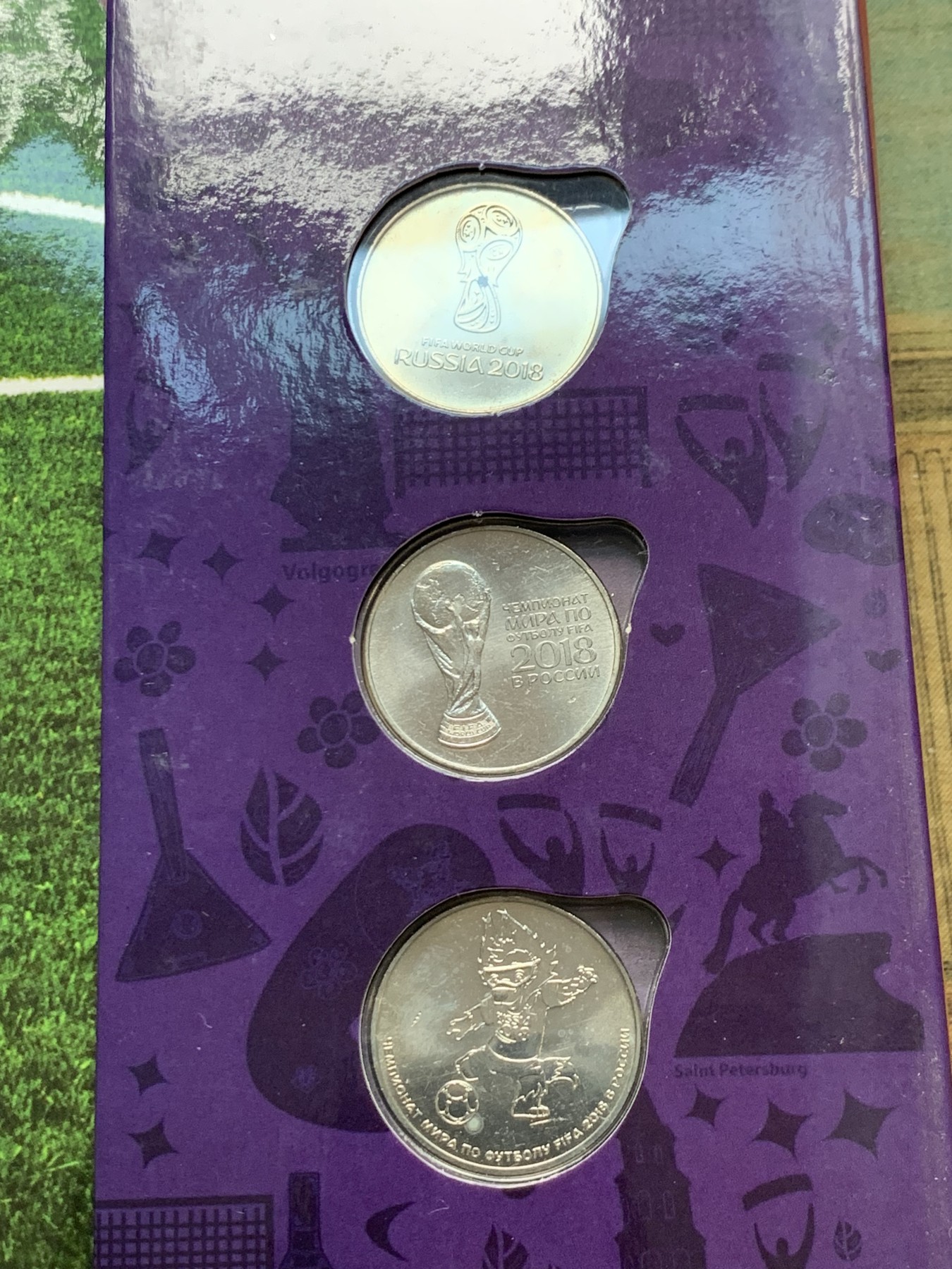 《竞宝斋》第205场-周日，周一 2场 (全场包邮) 2本一起 俄罗斯 2018年 世界杯 纪念杯纪念套装 每册含1张纪念钞，6枚纪念币 设计好，可收藏