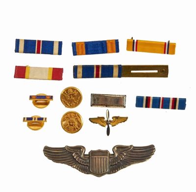 世界精品徽章拍卖-节后首场 精品援华驼峰美军飞行员大全套，二战美国陆航飞行员艾启林少尉的全套勋章军服，其中包括一枚七等云麾勋章及证书，刺绣版血符，两枚银制翼章，三个臂章，带官方刻名的优异飞行十字和航空奖章