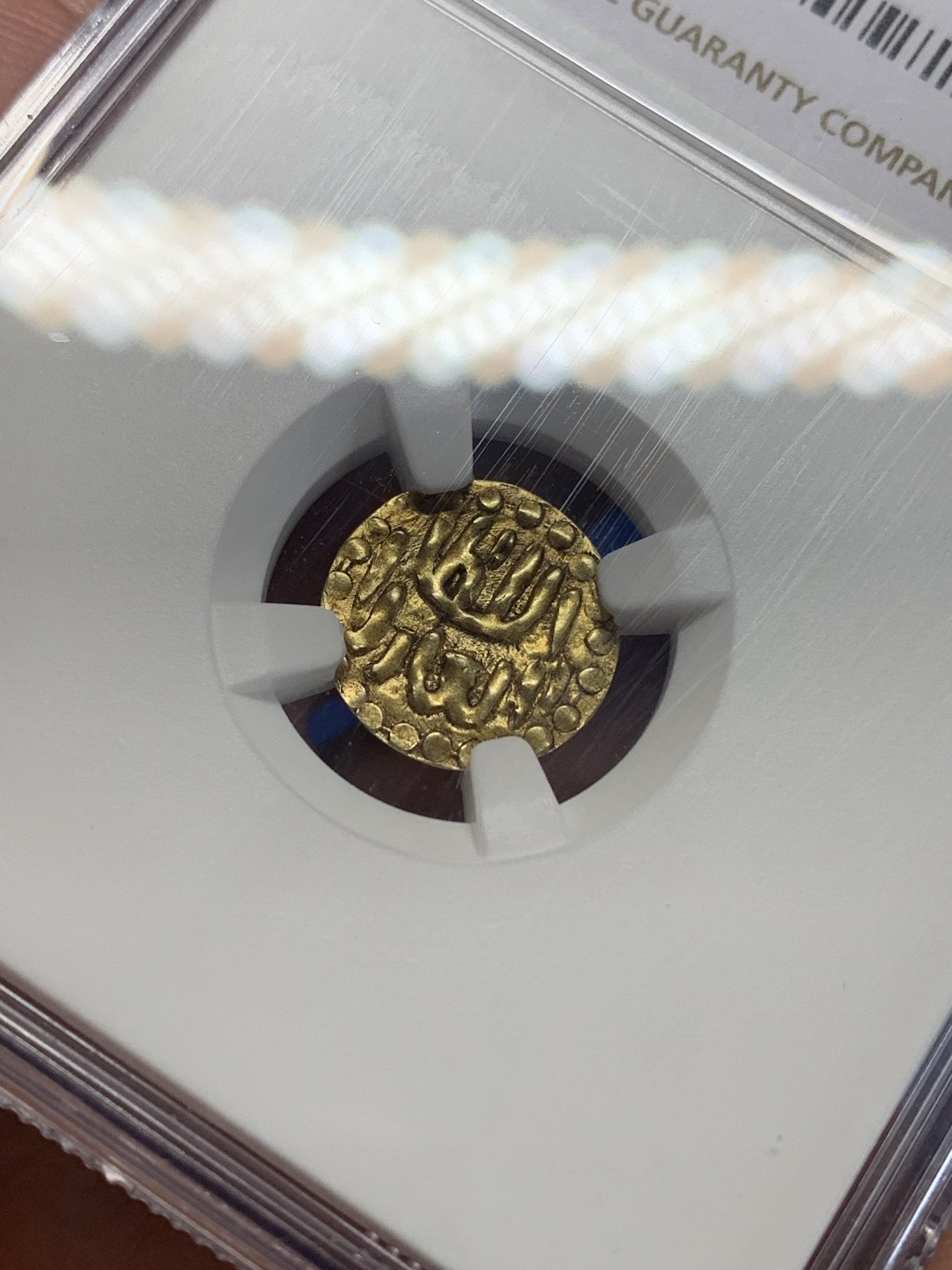 《竞宝斋》第205场-周日，周一 2场 (全场包邮) NGC-MS63  回历1016-46年 印度尼西亚 伊斯坎达·慕达1kupang金币 虽小但足重 能上MS的非常稀少